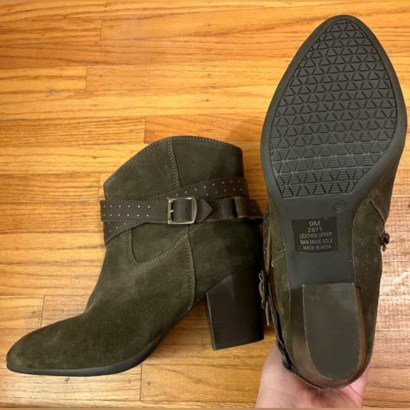 Grey-greenish ankle boots with heels and buckle - Picture 3 of 4